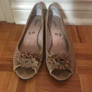 Portia brown suede flower flats